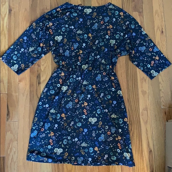 Cute floral dress perfect for spring and summer! - Picture 2 of 6